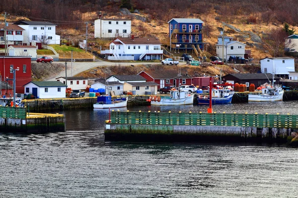 Schutzmauer und Eingang zum kleinen Hafen. Verankerte Fischerboote. Stockfoto