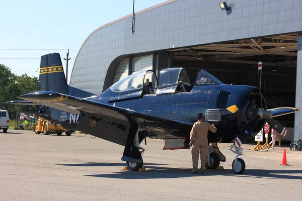 Pilot wykonuje inspekcję north american t-28 Trojan? Hamilton skyfest 2014 — Zdjęcie stockowe