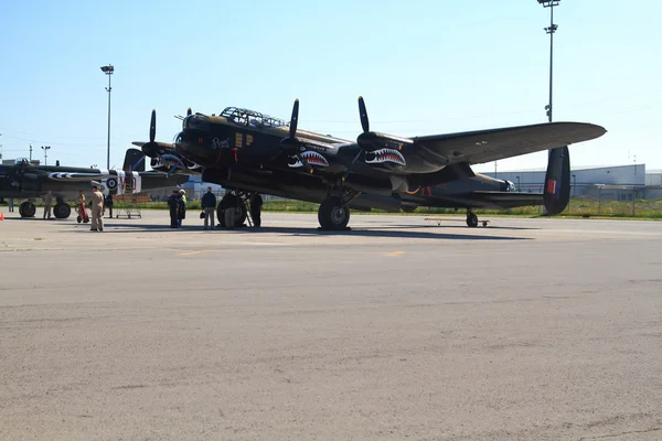 One of only two flying in the world Lancaster and crew — Stock Photo, Image