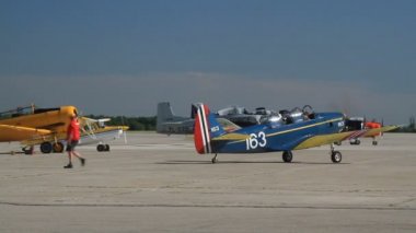 Boeing pt-17 stearman ve fairchild cornell gösteri uçuşu için başlamak inişli çıkışlı