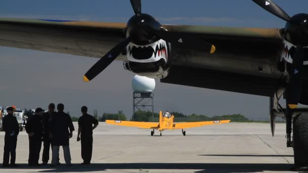 Ver bajo ala y motor Merlin de Avro Lancaster Bombardero a DE HAVILLAND CANADA DHC-1B-2-S5 CHIPMUNK y aviones norteamericanos Harvard Trainers rodando a la pista — Vídeo de stock