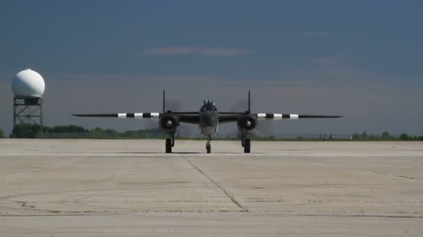 LIGHT BOMBER NORTH AMERICAN B-25J MITCHELL MK. III RETURNING FROM DEMO FLIGHT — Stock Video
