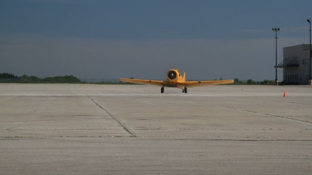 NORTH AMERICAN HARVARD MK. IV rolling back after returning from demo flight — Stock Video