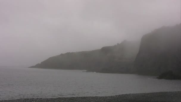 Lawinenhalbinsel im Nebel — Stockvideo