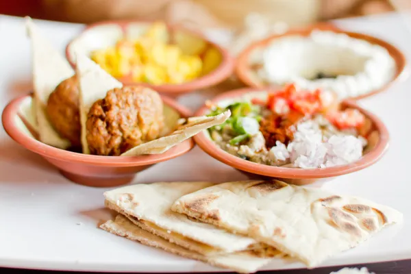 Felafel och pita för frukost — Stockfoto