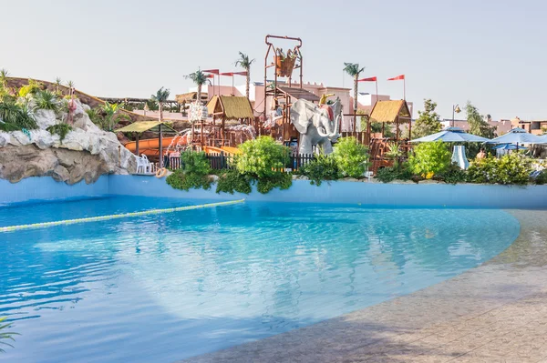 Piscina in una splendida cornice — Foto Stock