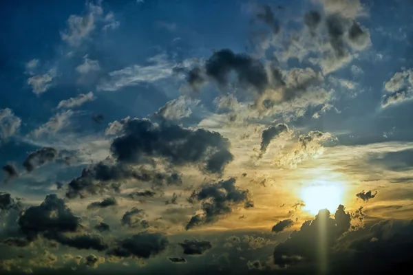 Sole che tramonta dietro le nuvole tempestose — Foto Stock