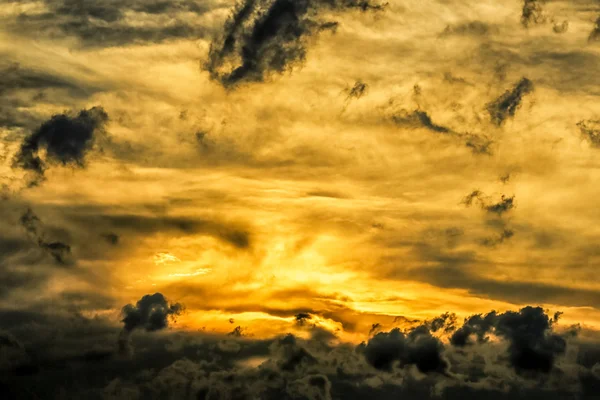 Sonnenuntergang hinter den stürmischen Wolken — Stockfoto