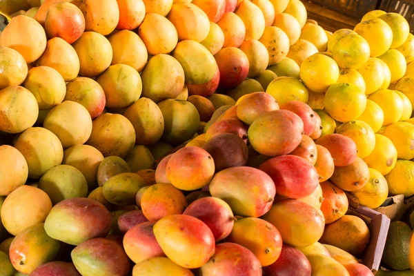 Rijpe mango's op de markt — Stockfoto
