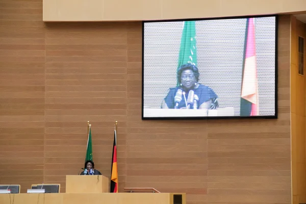 Le MC présente le président Joachim pour prononcer son discours — Photo