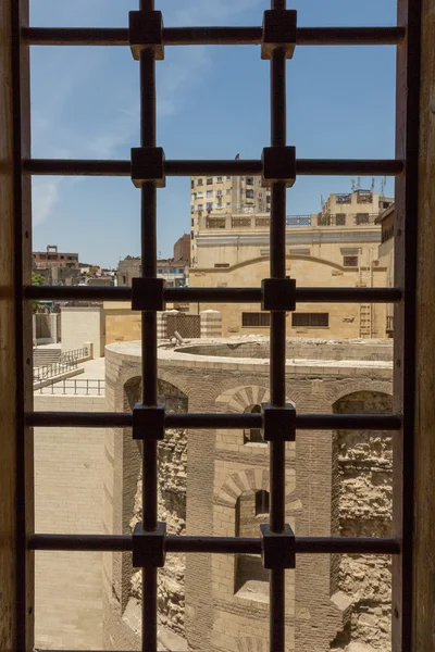 Weergave van een oude kerk door een raam — Stockfoto