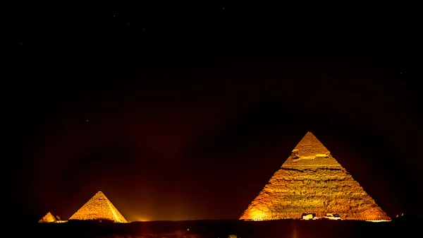 Pyramidy v noci — Stock fotografie