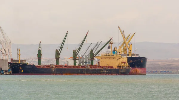 Navio no porto de Djibuti — Fotografia de Stock