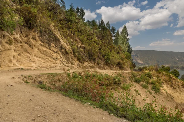 Camino de tierra que rodea las colinas — Foto de Stock