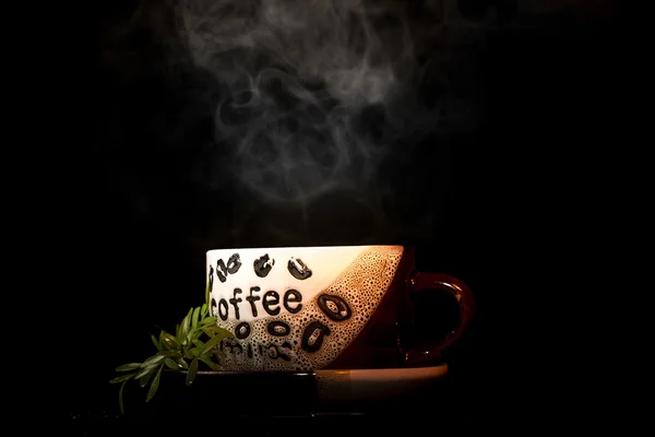 Parze filiżankę gorącej kawy — Zdjęcie stockowe