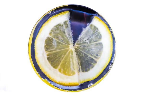 Lemon slice in a glass — Stock Photo, Image