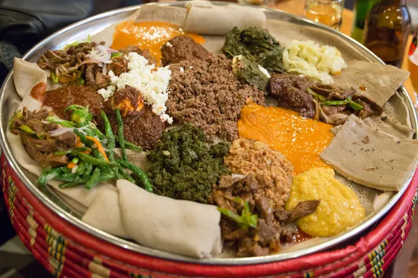 Injera 是 wot，传统的埃塞俄比亚食品 — 图库照片