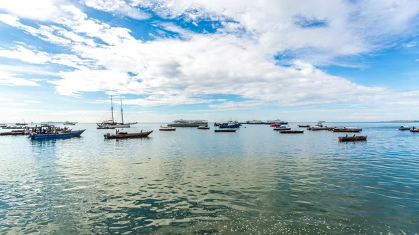 Boten in de buurt van de kust van zanzibar — Stockfoto