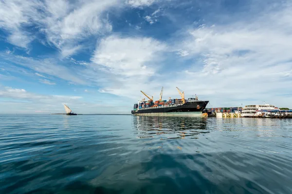 Корабль у берега Занзибара — стоковое фото
