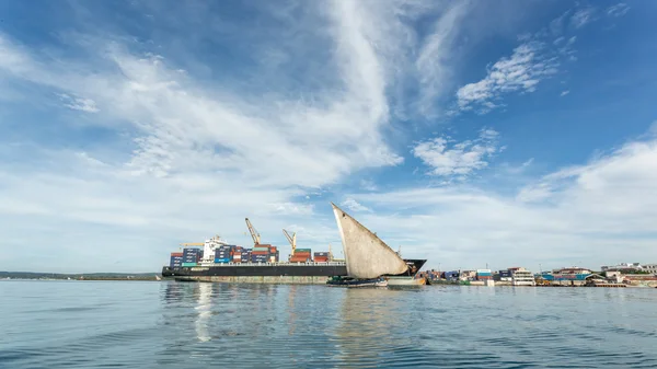 Båtar på stranden av Zanzibar — Stockfoto