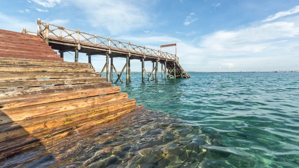 Ponte de madeira no Oceano Índico — Fotografia de Stock