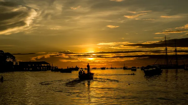 Zeilen naar de ondergaande zon — Stockfoto