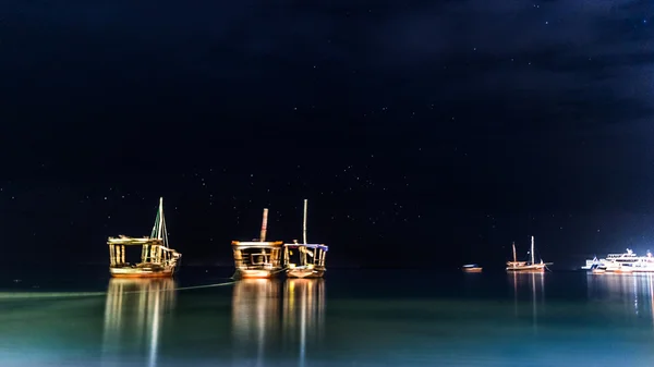 Båtar förankrade nära stränder på zanzibar — Stockfoto