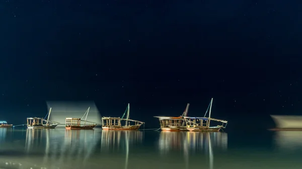 Bateaux ancrés près des rives de Zanzibar — Photo