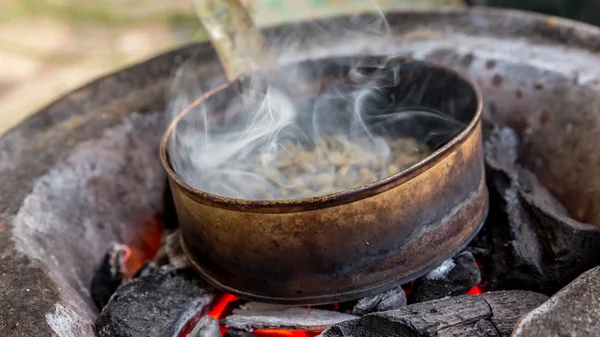 Kaffeerösten auf Holzkohle — Stockfoto