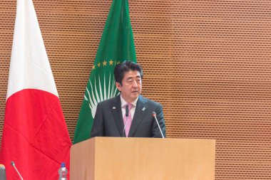 Japonya Başbakanı bir speeh teslim eder.