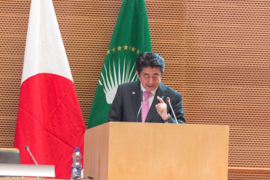 Japonya Başbakanı bir speeh teslim eder.