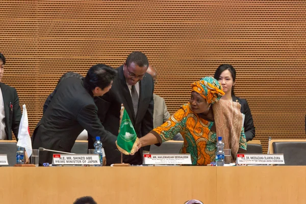 Primer Ministro de Japón da la mano al Presidente de la AUC —  Fotos de Stock