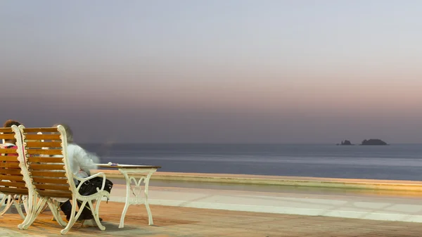 Relaxing by the ocean — Stock Photo, Image