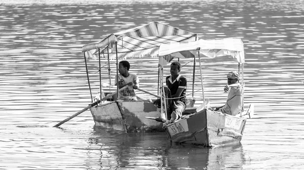 Anak muda di danau Babugaya — Stok Foto