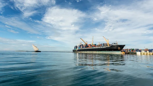 Fartyg nära stranden i zanzibar — Stockfoto