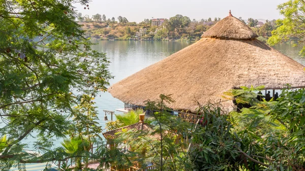 Casa de campo junto ao lago — Fotografia de Stock