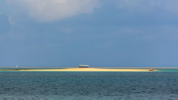 Pequena ilha no meio do oceano — Fotografia de Stock