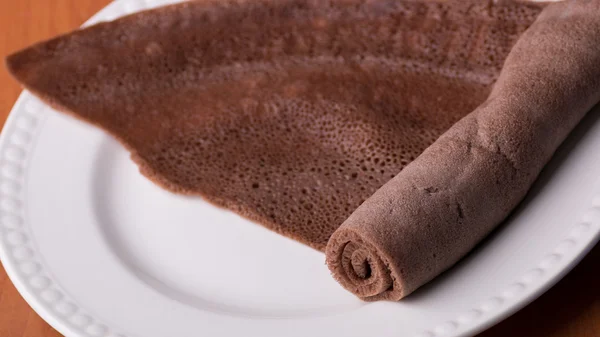 辊的 injera — 图库照片