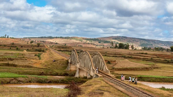 Attraversare il ponte — Foto Stock