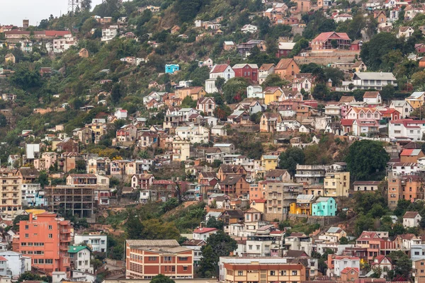 Dicht besiedelte Häuser auf den Hügeln von antananarivo — Stockfoto