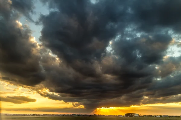Stürmischer Sonnenuntergang — Stockfoto