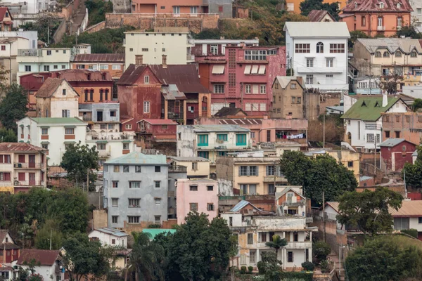 Casas densamente embaladas nas colinas de Antananarivo — Fotografia de Stock