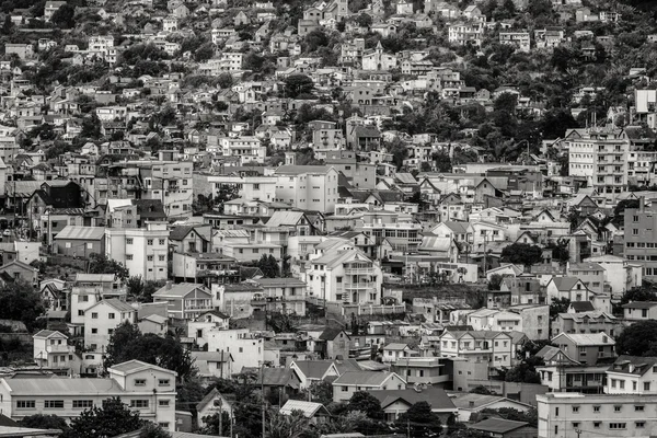 Dichtbevolkte verpakt huizen op de heuvels van antananarivo — Stockfoto