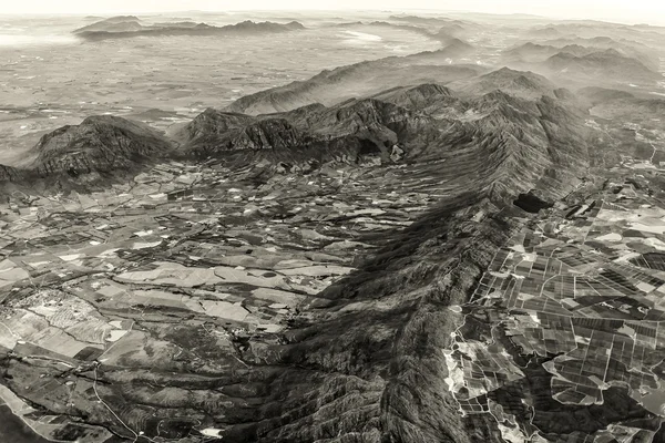 Luchtfoto van het bergachtige terrein — Stockfoto