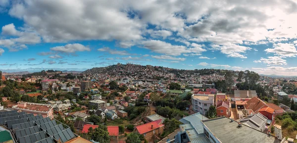 Dicht besiedelte Häuser auf den Hügeln von antananarivo — Stockfoto