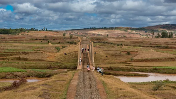 Attraversare il ponte — Foto Stock