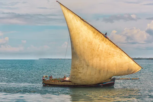Старая лодка на Индийском океане — стоковое фото