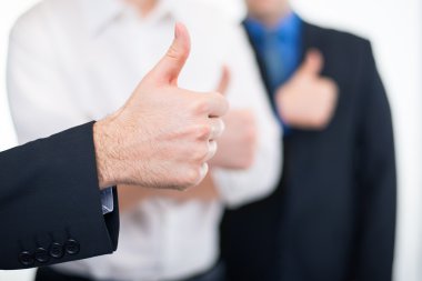 başparmak yukarıya el hareketi işadamları