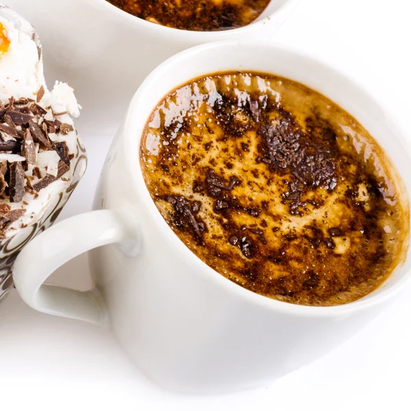 Tasse Kaffee auf weißem Hintergrund — Stockfoto