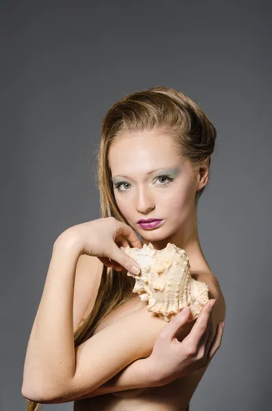 Young girl with seashell — Stock Photo, Image